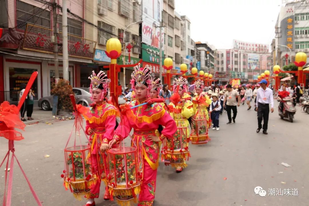 潮阳谷饶上二民俗文化活动,这些雅姿娘对着镜头笑得好