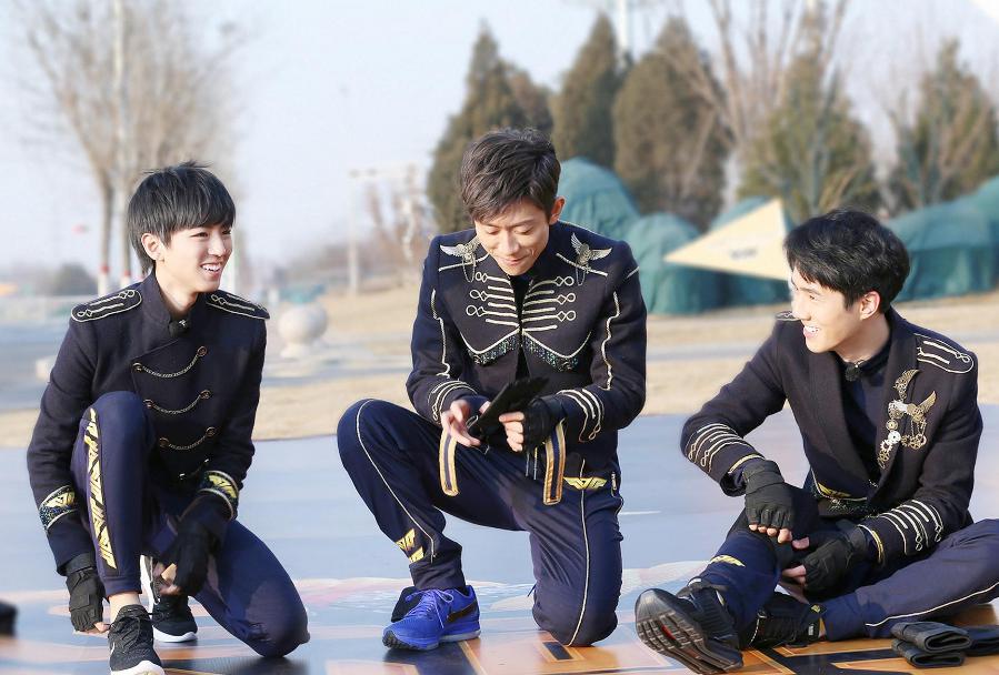 三人坐在地上穿鞋子,一旁的刘昊然温柔的看看满脸笑容的王俊凯,是因为