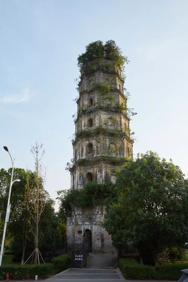 古塔地址:歙县城内阳和门东侧许国石坊又名大学士坊,俗称八角牌楼,建