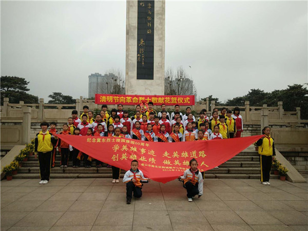 图为:路北区韩城镇中心学校将60分米记载少先队员铮铮誓言的红领巾