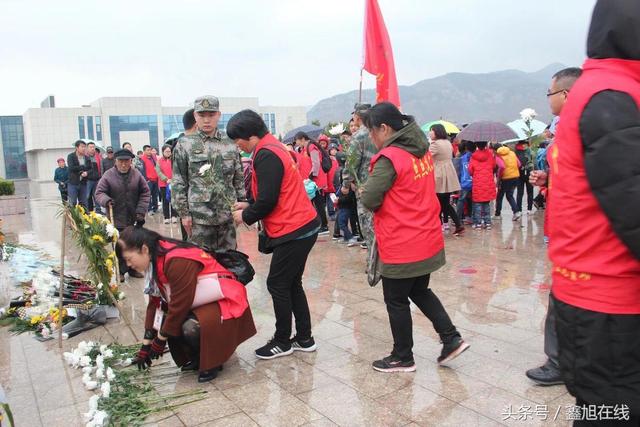 高清纪实二零一八清明节大青山敬献花篮纪念活动图片