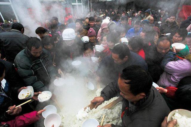 农村吃大锅饭的场景历历在目 现在越来越少