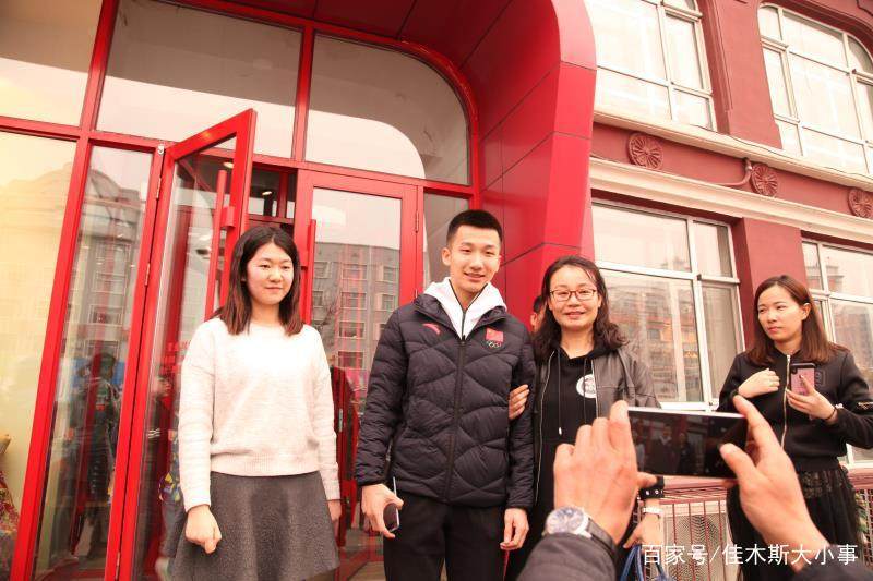最新爆料:速滑运动员许宏志回到家乡进行采访他是锦城