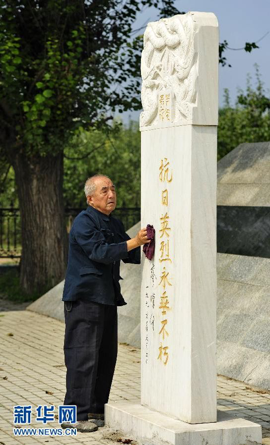 河北肃宁 88岁老人义务守护无名烈士墓34年 :只要活着就要坚持下去