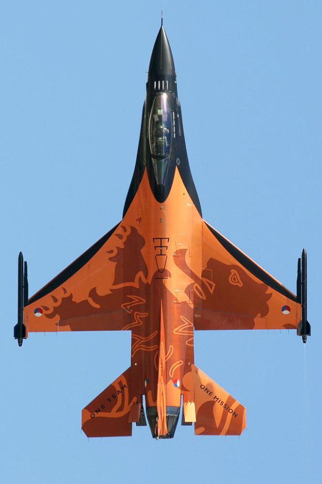 多国飞行表演队中的f-16战斗机涂装,帅气撩人的顶视图