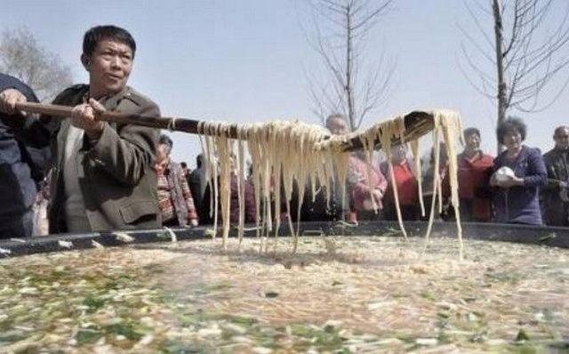 农村吃大锅饭的场景历历在目 现在越来越少