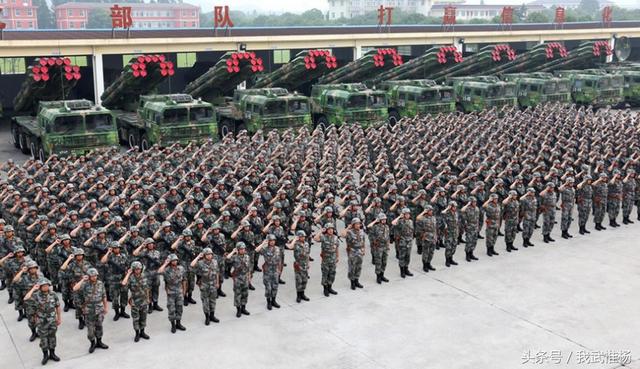 中国第1集团军远程火箭炮部队亮相