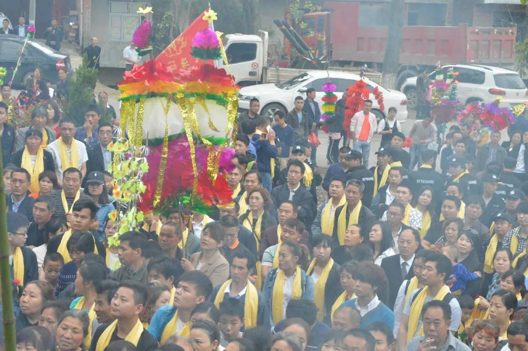 前往士寅公坟墓祭祖返回黄石来到三洲村自勉公坟墓祭祖编辑 图文:太子