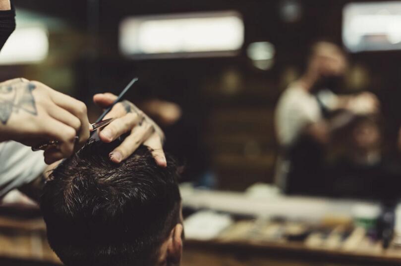 【昂的造型】开一家快剪理发店怎么样?有前景