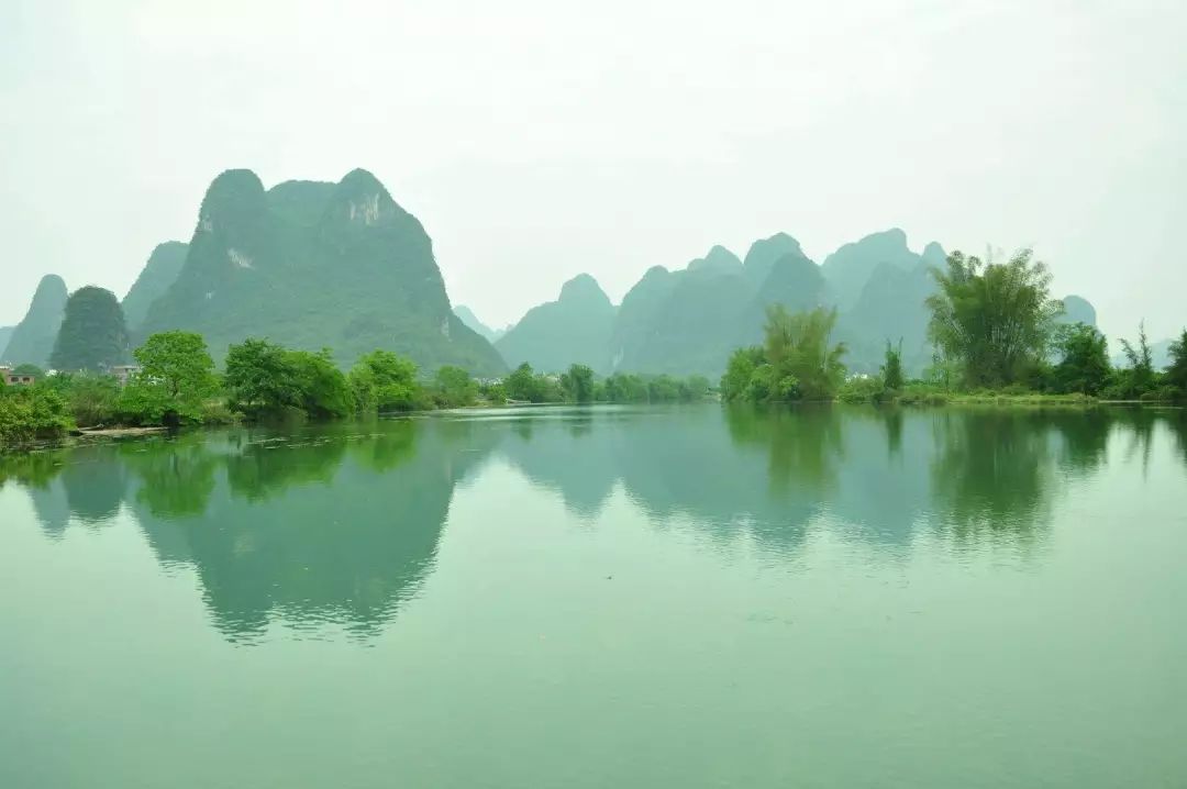 阳朔的漓江山水绵延一百多公里,山光水色是漓江风光最精萃的部分.