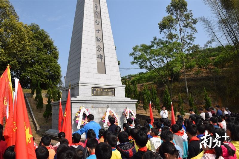 信宜钱排镇举行清明祭拜革命烈士活动