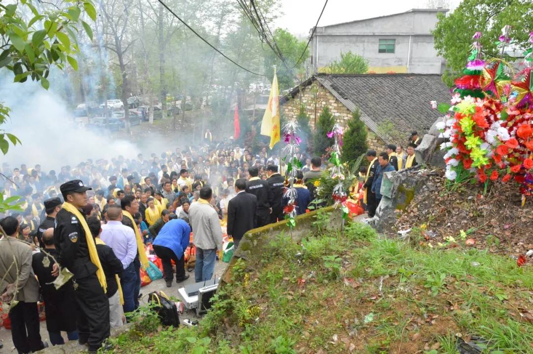 前往士寅公坟墓祭祖返回黄石来到三洲村自勉公坟墓祭祖编辑 图文:太子