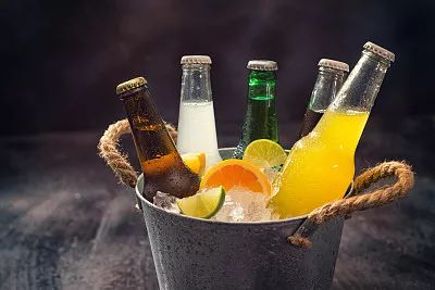 爱喝冰镇饮料  老年人大量饮用冰镇饮料极其危险,可能会诱发冠状