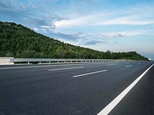 在高速路上开车,为什么会特别容易犯困?