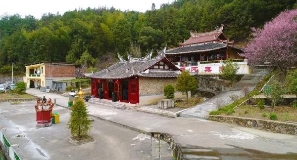 众山怀抱中,岩泉寺端坐在半山间,背倚石鼓主峰,俯视漳平市区,恰如一位