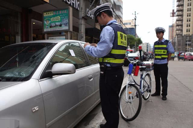 违章停车被贴罚单怎么办?交警提示:这样做能让你避免罚款200!