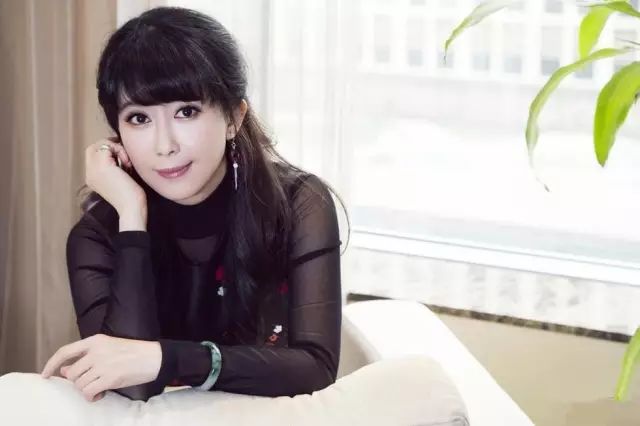 与杨钰莹齐名,曾被婚姻拖累,想出家为尼,48岁却活出了少女的样子!