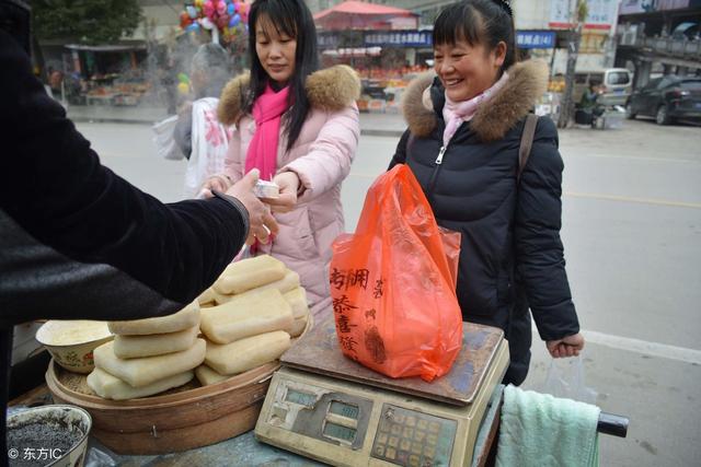 b体育大叔街头摆摊近20年他做的美食适合不同人的口味日入1800元(图5)