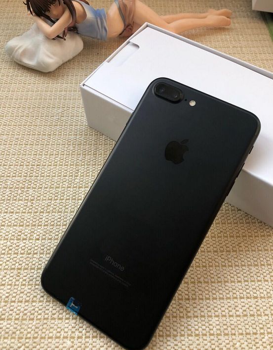 从背面可以看到这是磨砂黑的iphone7plus,这也是最畅销的颜色,亮黑色