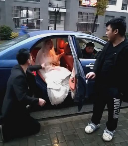 新娘不肯下车,新郎当场跪下来求她,背后的原因让人无奈