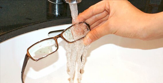 眼镜用热水洗怎么办