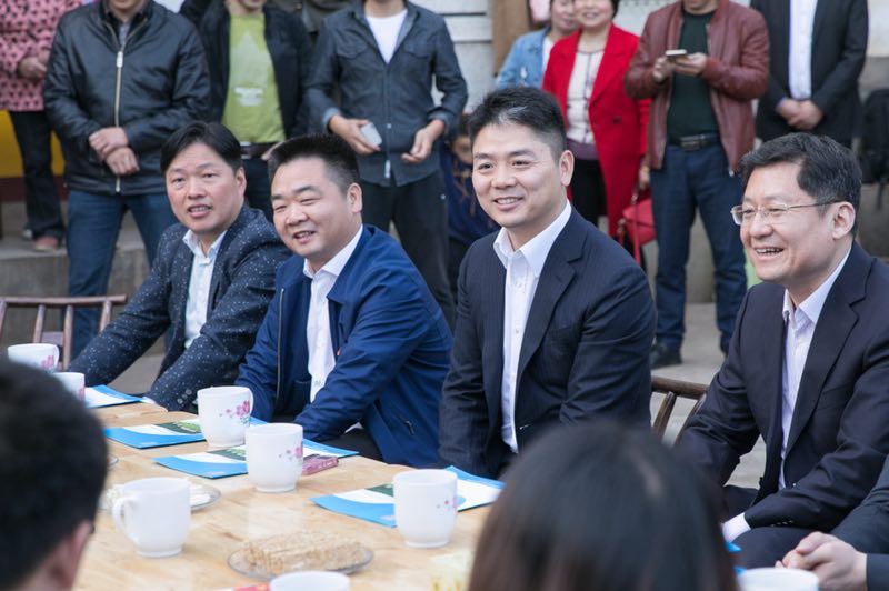 老总带礼物_礼物卡通图片(2)