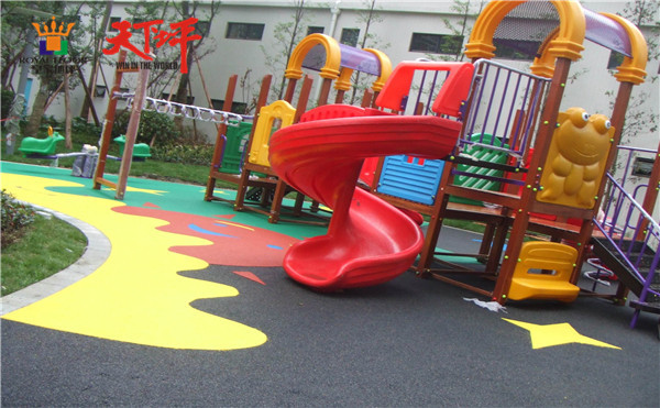 小区儿童设施处的彩色透水地坪