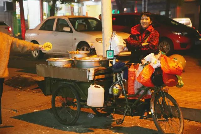 路边摊是城市里最后的游牧民族