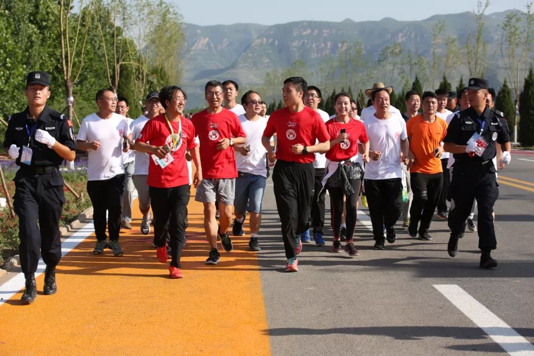 2017年央视著名主持人白岩松,王洁现身首届红色涉县国际马拉松.