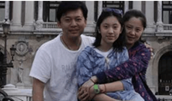 何政的妻子叫范雨,是何政在云南拍戏时而认识的,1992年与妻子结婚