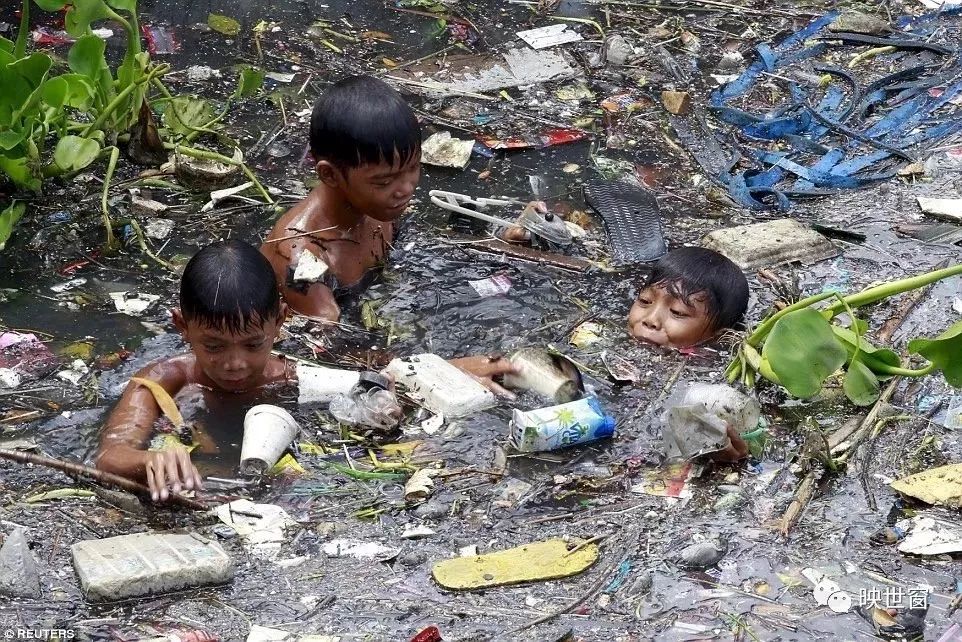 粪坑捡垃圾,吃恶心食物,这些孩子光是活下去,就已经拼