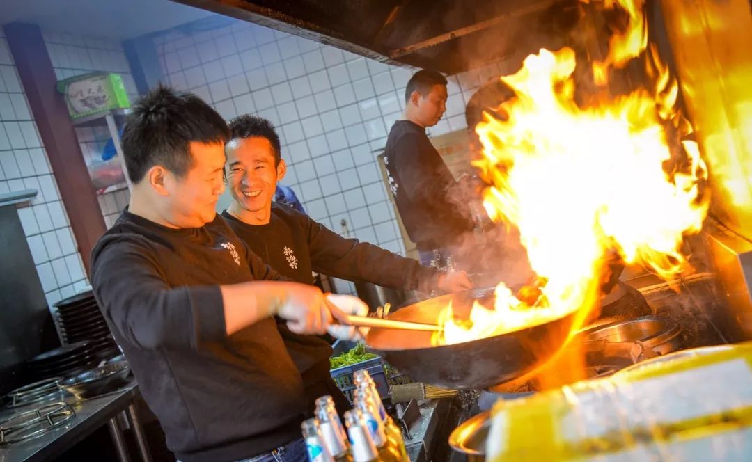 它应该是无锡最火的龙虾店.