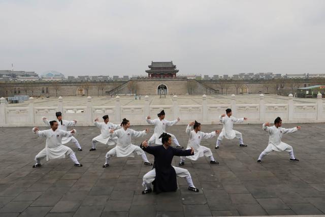 深得武当太极,三十六路弹腿,武当器械套路,气功,八卦掌之精髓.