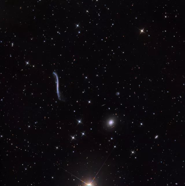 ngc474大约有 27万光年, 在双鱼座中有一个不同寻常的椭圆星系ngc474