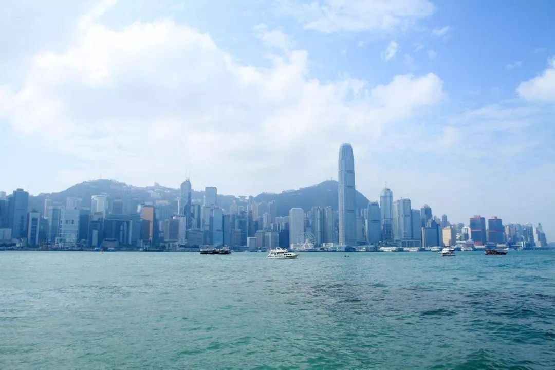 维多利亚港(英语:victoria harbour)简称维港,是位于香港的 香港岛和