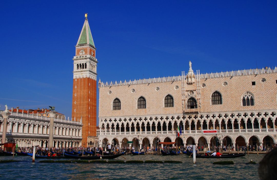 旅游 正文  而位于教堂旁边的威尼斯钟楼,同样是威尼斯的地标性建筑