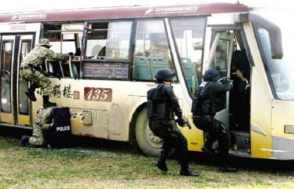 一公交车昨撞倒限高杆_新闻中心_新浪网