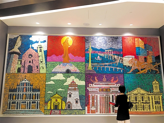 艺术家薛松创作的澳门八景,描绘了大三巴牌坊,祖玛阁,澳门旅游塔等