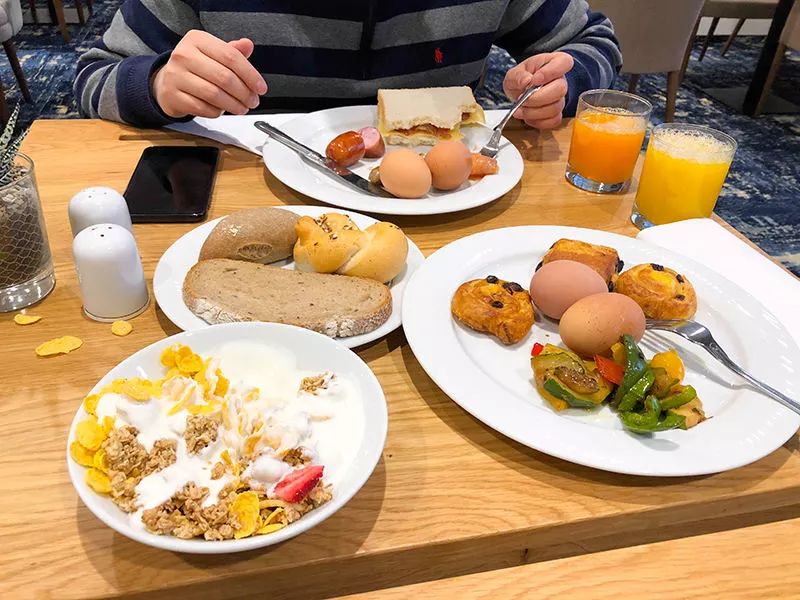 酒店的早餐还算丰富,但对于早饭开始就要重油重辣的湖北人来说,要这样