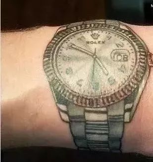 用笔在朋友的手腕上画一块大大的手表 时针,分针,秒针