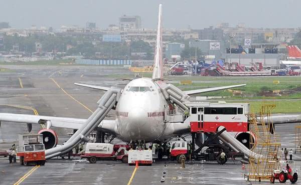 飞行员又睡着了?印度航空再出奇葩事故,客机居然撞上送餐车