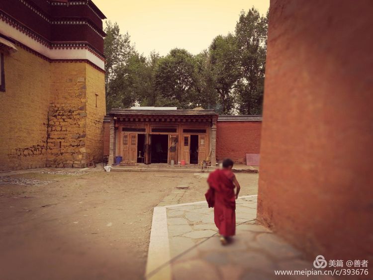 拉卜楞寺,位于中国甘肃省甘南藏族自治州夏河县大夏河岸边,意为活佛