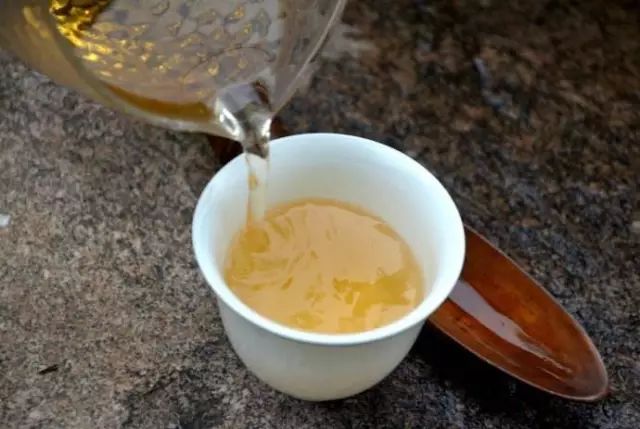 用80-90℃的水冲泡茶,汤水确实会柔和许多,包括茶叶的缺点,苦涩感也会