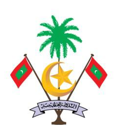 马尔代夫的国徽由一轮弯月,一颗五角星,两面国旗,一颗海椰子树和一条