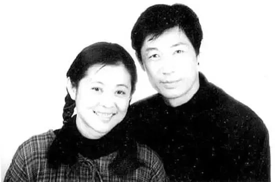倪萍第一任丈夫是位高干子弟,两人还在山东的时侯就结了婚,奈何彼此