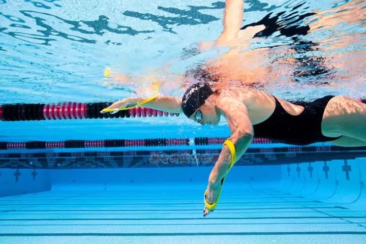 自由泳身体晃动≮自由泳≯,扭动 ¨水里>,上下起伏的原因和修正方法!