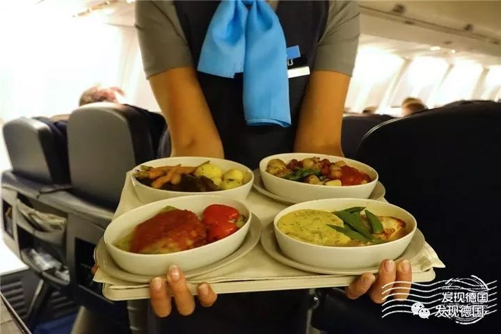 一般经济仓的飞机餐包括一包小食,正餐以餐盘盛载,由空中乘务员一次性