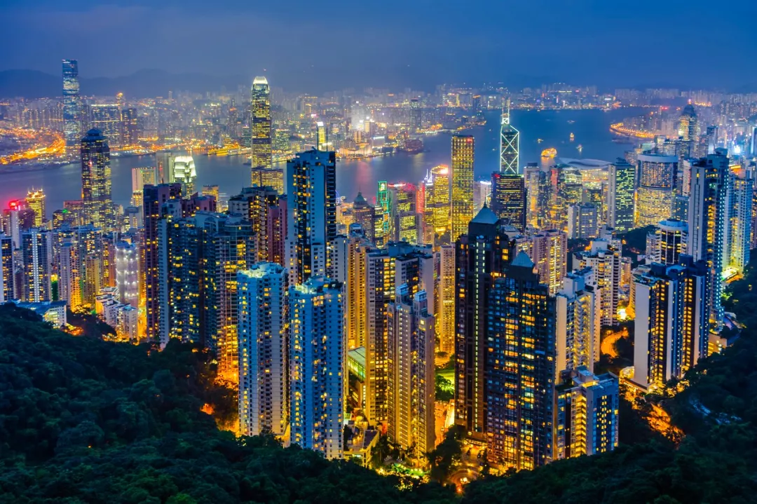 它的 夜景更是一绝,香港的繁华尽收眼底,带上相机千万不要错过.