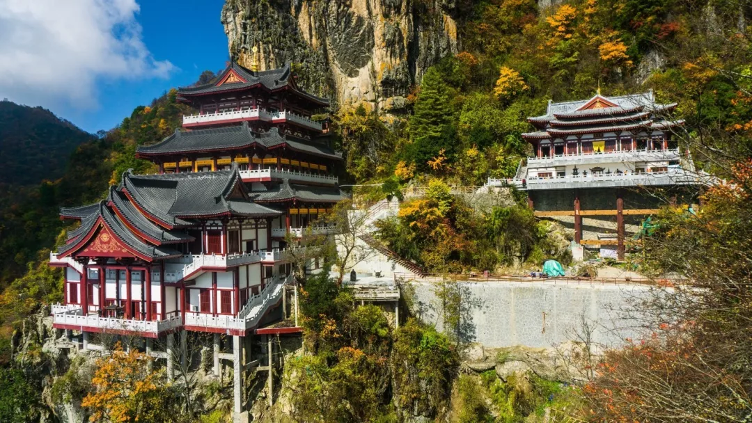 飞渡峡·黄安坝若说飞渡峡巴山深处神秘的时光隧道,那尽头的黄安坝则