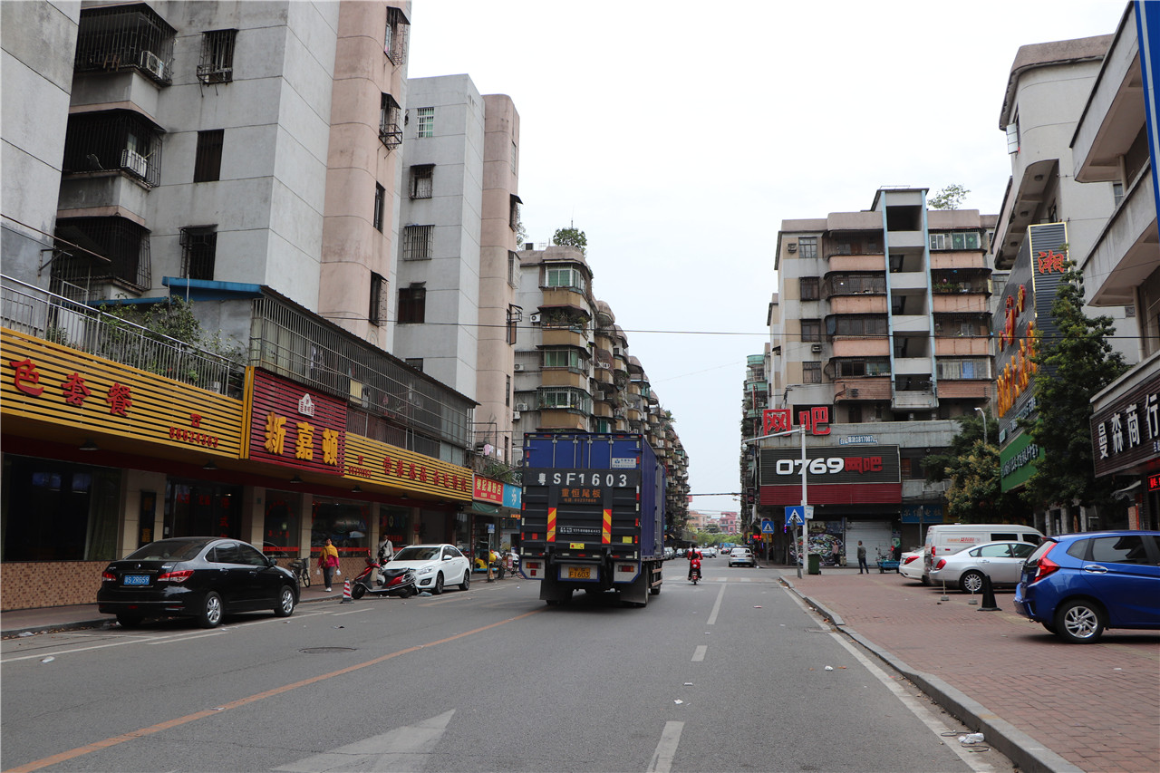 实拍东莞市石龙镇与石碣镇交界处的街头风景